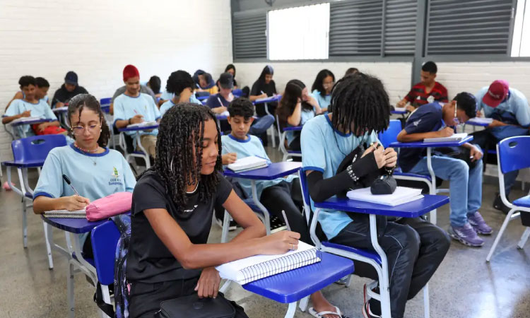 Estudantes nascidos em maio e junho recebem 1ª parcela do Pé-de-Meia